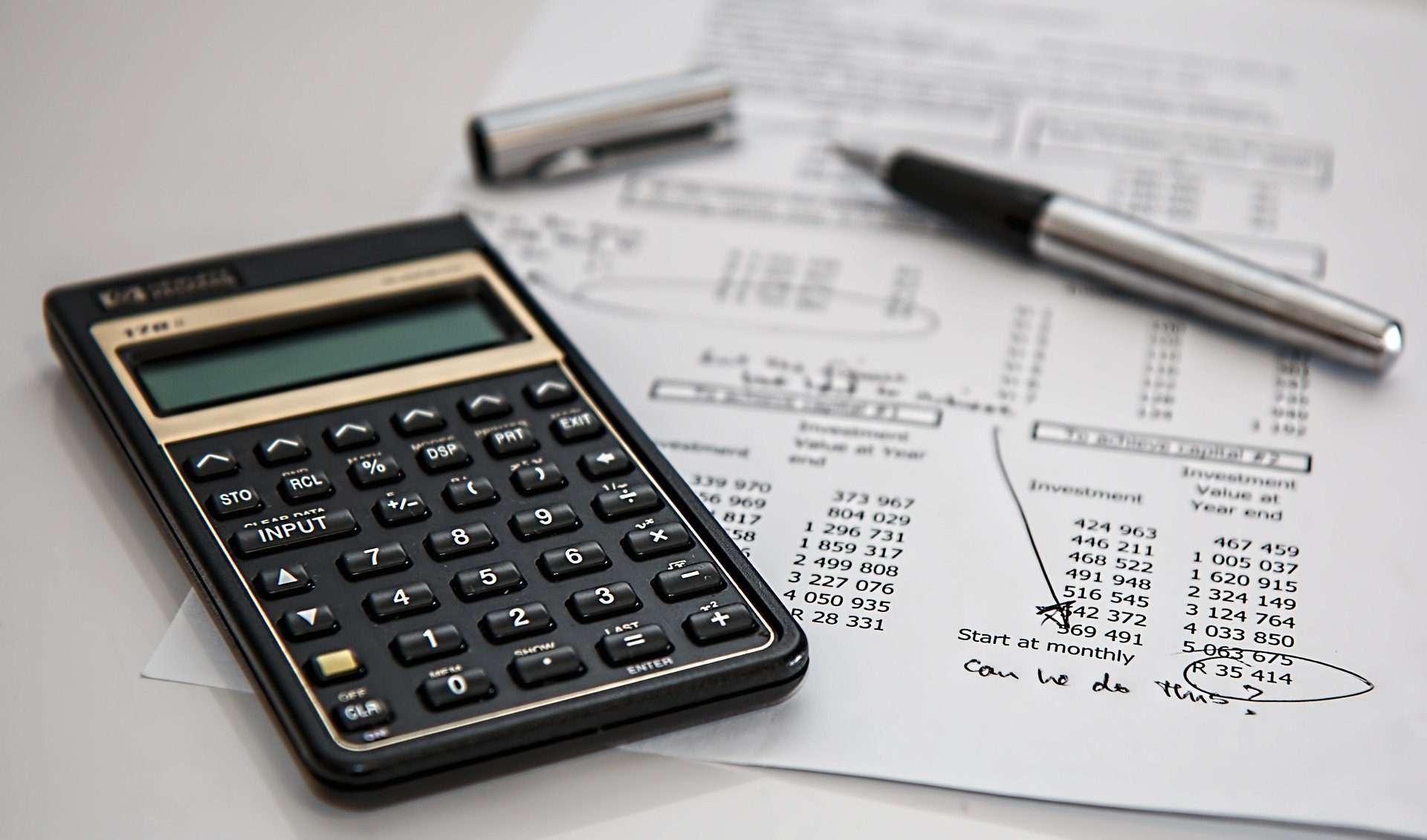 Calculadora e papéis instrumentos do consultor financeiro